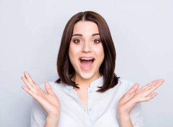 98977470-gros-plan-le-portrait-de-femme-gaie-charmante-jolie-élégante-avec-la-bouche-grande-ouverte-les-cheveux